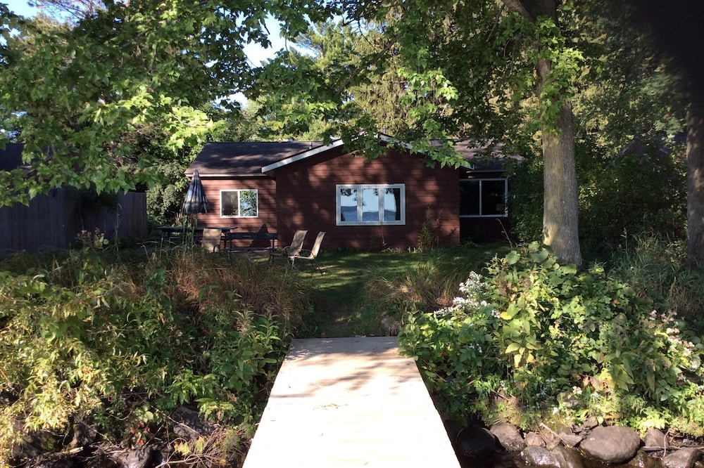 Two bedroom lakeside cabin just 30' from Lake Wissota!