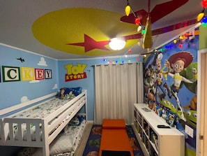 2 bedrooms, iron/ironing board, WiFi, bed sheets - ❤️Renovated❤Toy Story Room❤Game⭐️Walk 2 Disneyland❤️POOLS❤AC (Anaheim)
