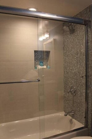 Bathtub, free toiletries, hair dryer, towels