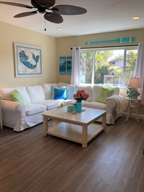 Smart TV, tavolo da ping pong, libri, impianto stereo