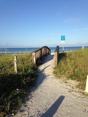 Una spiaggia nelle vicinanze, lettini da mare, teli da spiaggia
