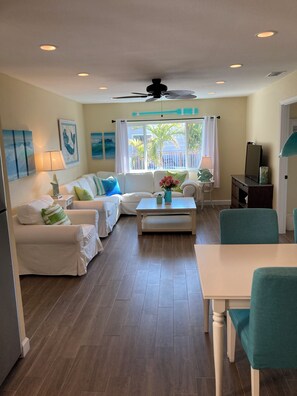 Smart TV, tavolo da ping pong, libri, impianto stereo