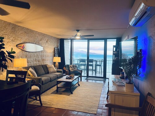 SUORA RAKENNUS w / ylhäältä näkymät. Äskettäin uusittu, uusi ilmastointi, vuodepaikkoja 6.