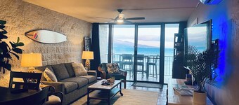 FRONT DE MER DIRECT w / Vues supérieures. Récemment rénové, nouvelle climatisation, 6 couchages.