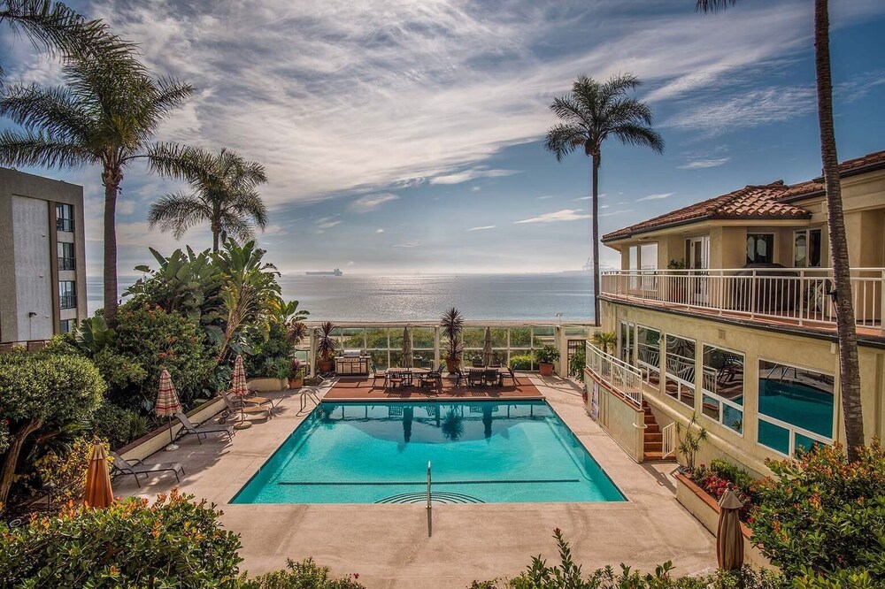 Beach Front Condo Walking Distance to Restaurants and Cocktail Lounges