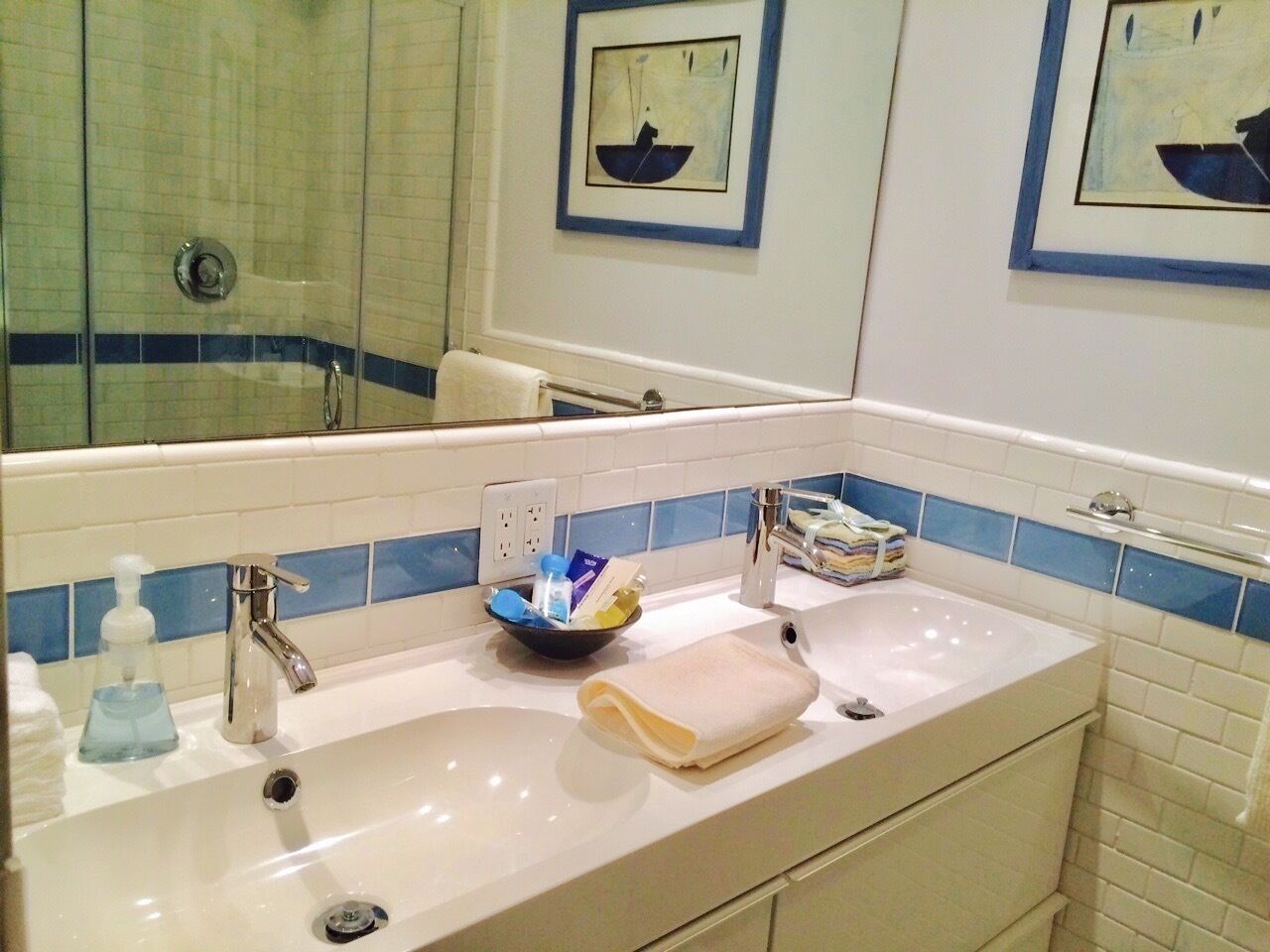 Beach Front Condo Walking Distance to Restaurants and Cocktail Lounges