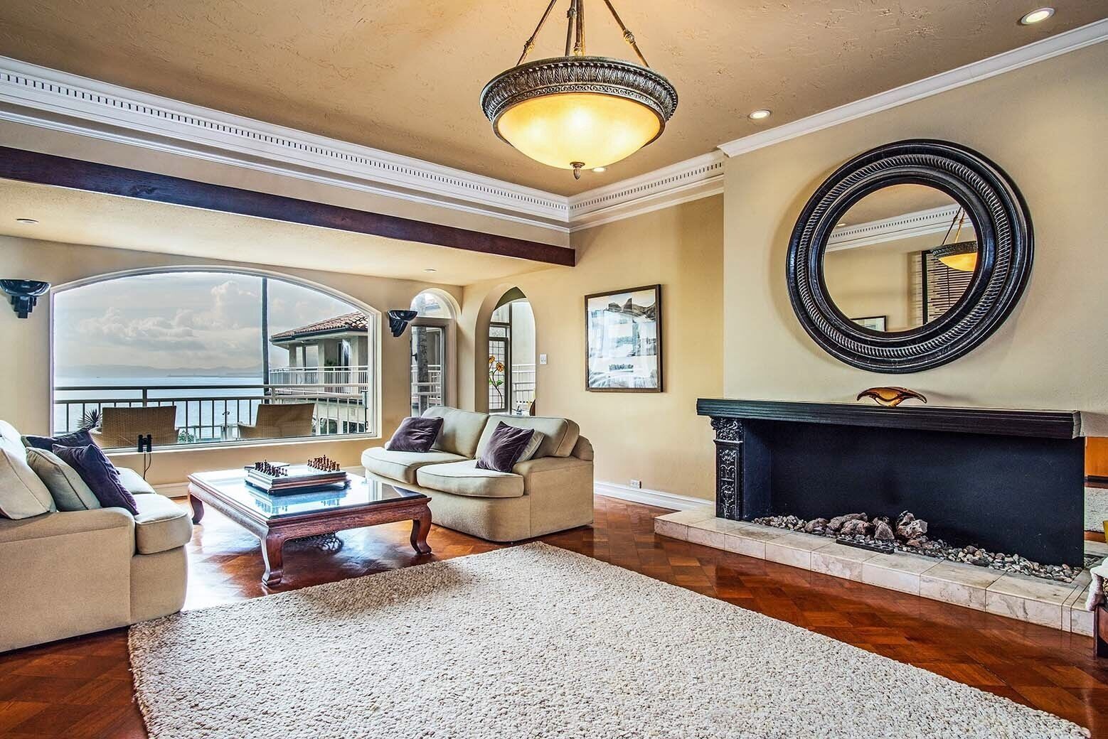 Beach Front Condo Walking Distance to Restaurants and Cocktail Lounges