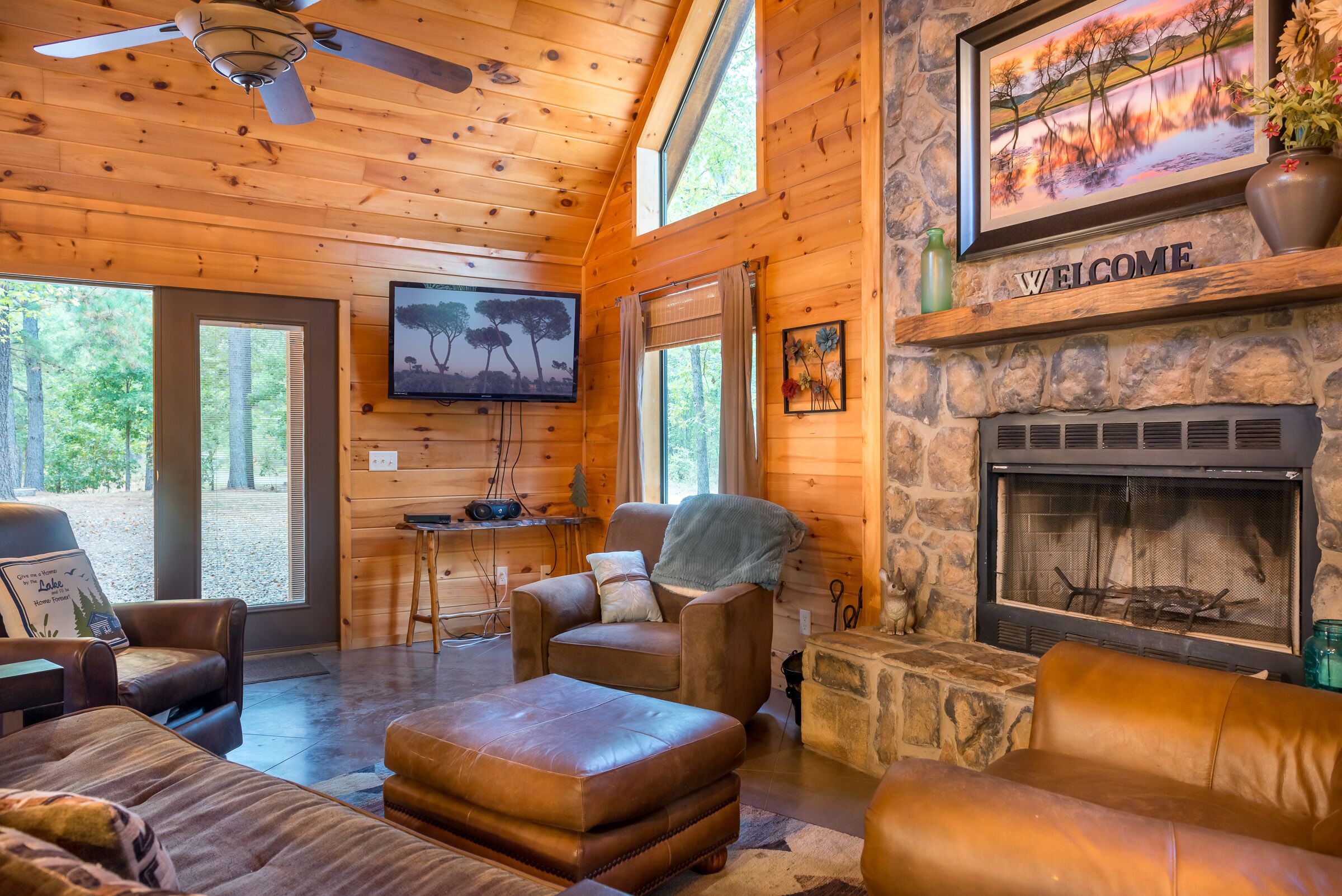 Okehi - Sleeps 8, secluded, hot tub, close to park and lake