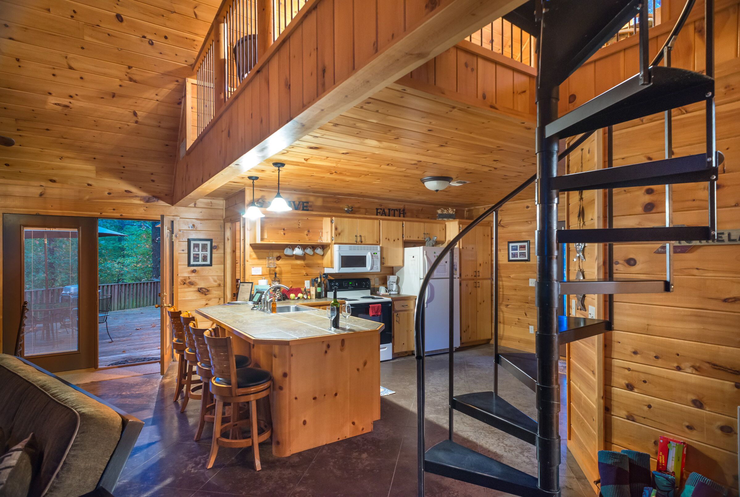 Okehi - Sleeps 8, secluded, hot tub, close to park and lake