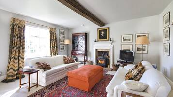 Een televisie, een dvd-speler, boeken en een filmbibliotheek