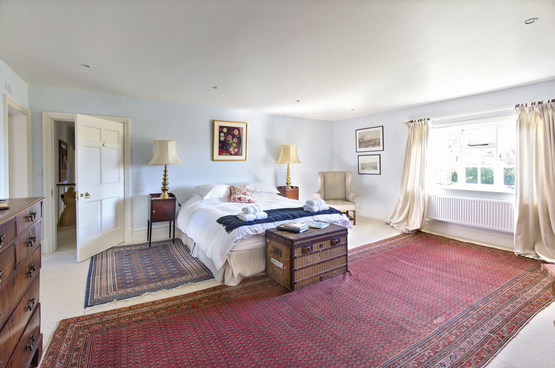 4 slaapkamers, een strijkplank/strijkijzer, gratis wifi, beddengoed