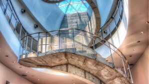 Uma escadaria em espiral em um edifício moderno com cúpula de vidro.