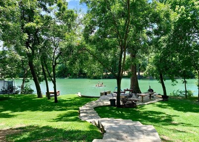 Riverfront House on Guadalupe-3BR W/Opt 4BR -Texas Hill Country-Day's Away House