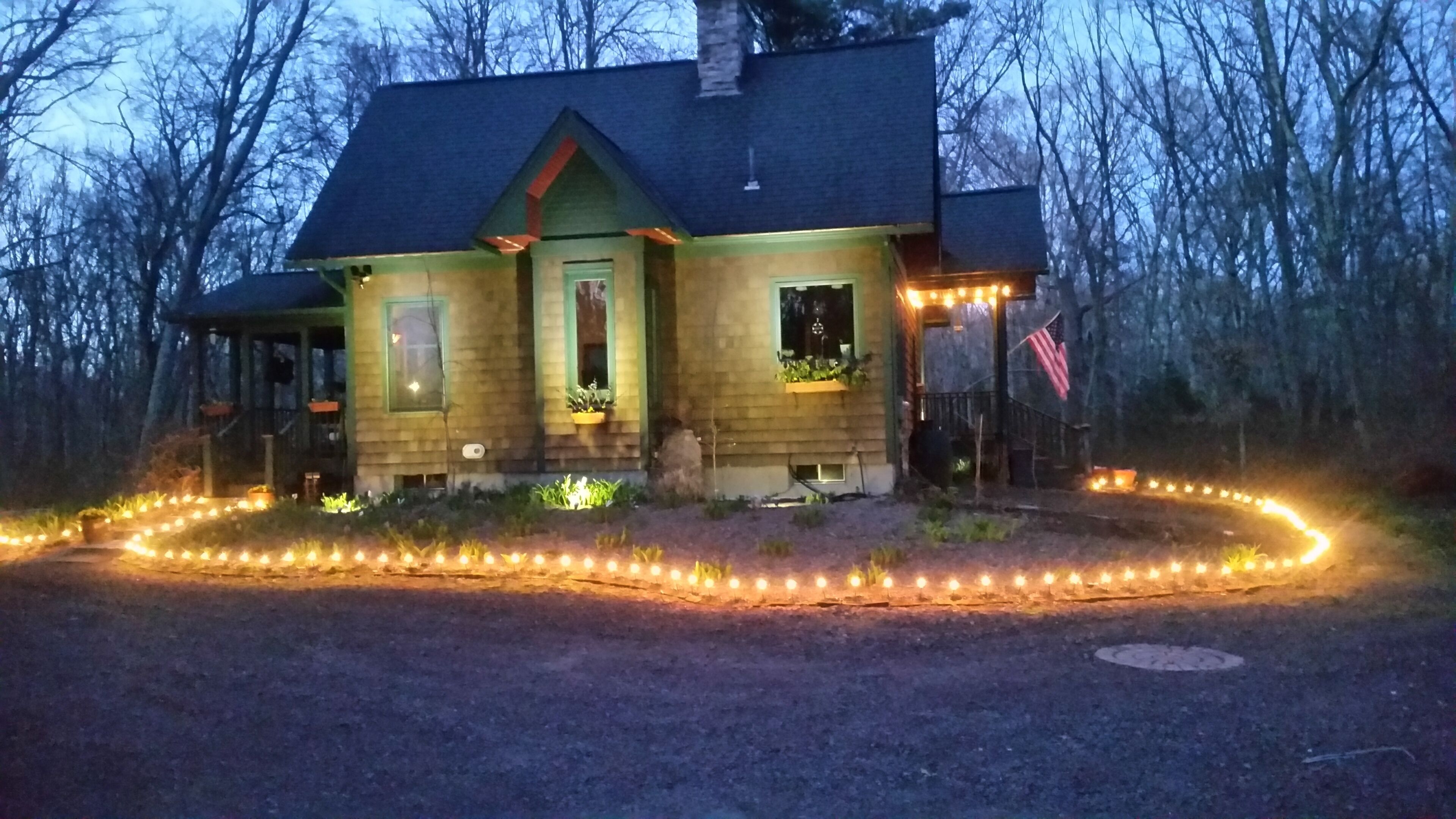 Cottage in the woods. Ten miles to Providence, Bristol and Fall River. <br>