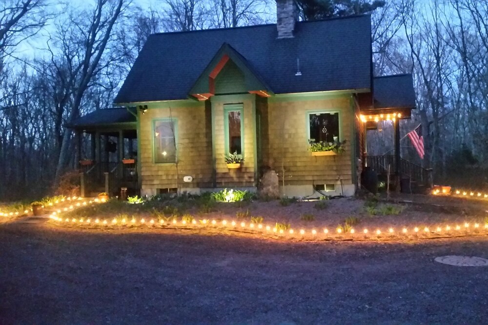 Cottage in the woods. Ten miles to Providence, Bristol and Fall River. <br>