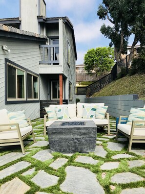 Terrace/patio - Stunning Coastal Home!  Surfboards, kayaks, bikes, air  hockey, gorgeous! (Oceanside)