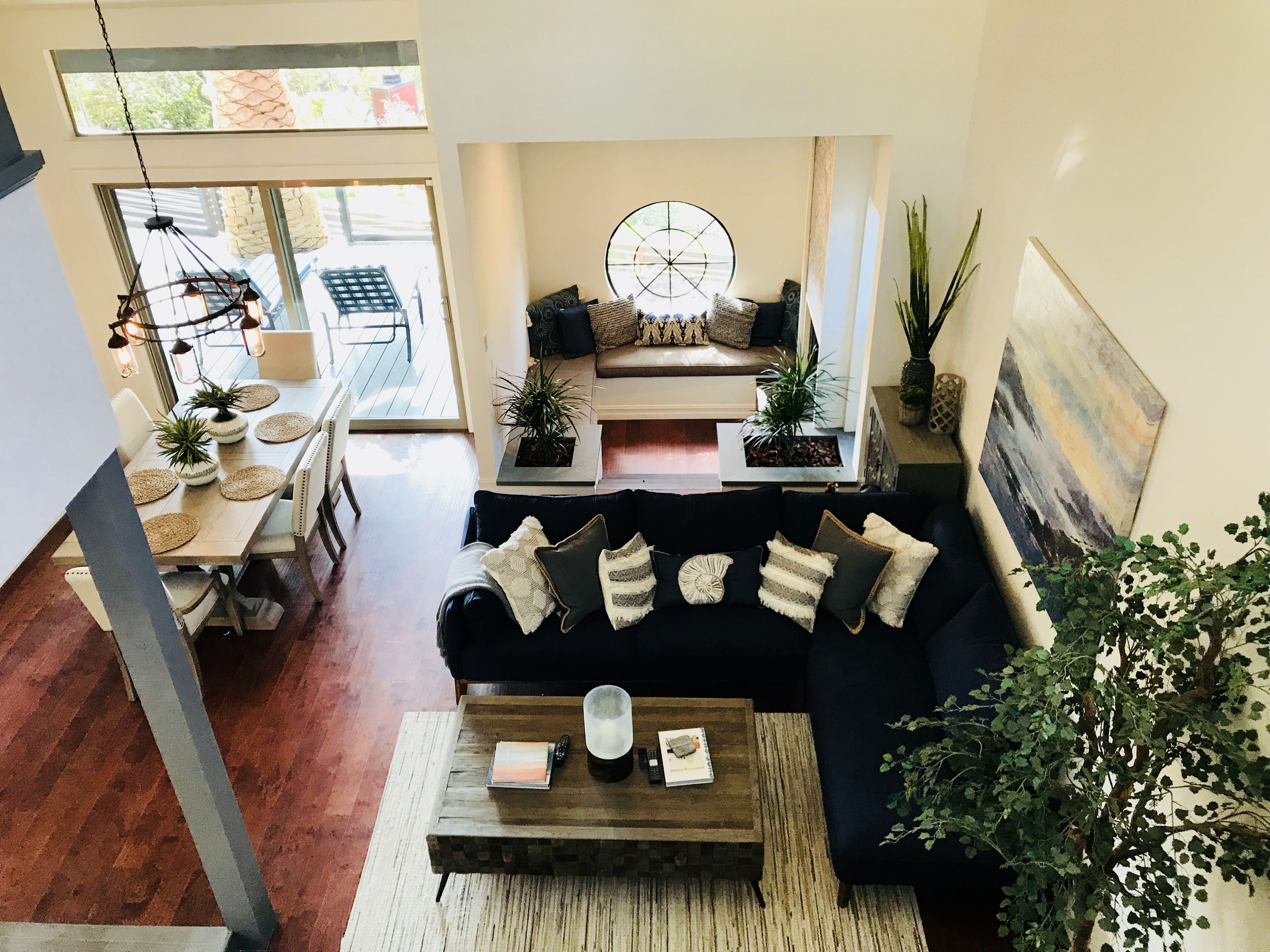 Smart TV, fireplace, Netflix, Hulu