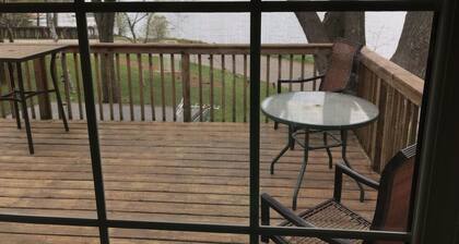 Great fishing. Large one bedroom, two baths, Beautiful view of lake independence