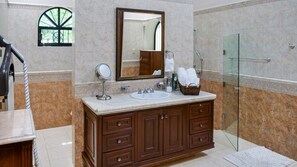 Regadera, secadora de cabello, bidet, toallas 