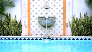 A pool with a fountain, surrounded by plants and a tiled wall with a decorative arch. - French-Colonial Villa,Close to Paseo Montejo, Hotels and Restaurants! (Mérida)
