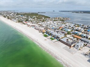 On the beach - Luxury Beachfront Home with Pool, Golf Cart and Bikes Included! (Bradenton Beach)