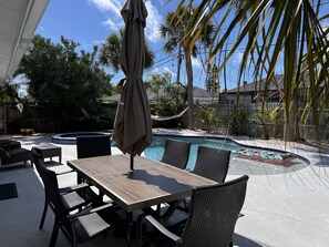 Outdoor dining - Relax and have some fun in this Salt water heated pool home, 5min walk to beach
 (Redington Beach)