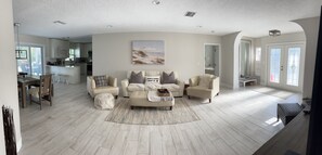 Smart TV, books - Relax and have some fun in this Salt water heated pool home, 5min walk to beach
 (Redington Beach)