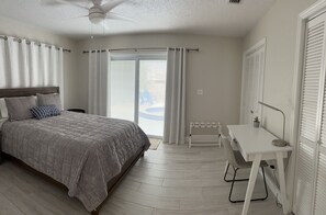 3 bedrooms, desk, iron/ironing board, travel cot - Relax and have some fun in this Salt water heated pool home, 5min walk to beach
 (Redington Beach)