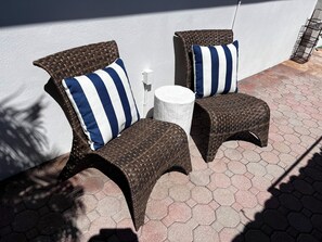 Terrace/patio - Relax and have some fun in this Salt water heated pool home, 5min walk to beach
 (Redington Beach)