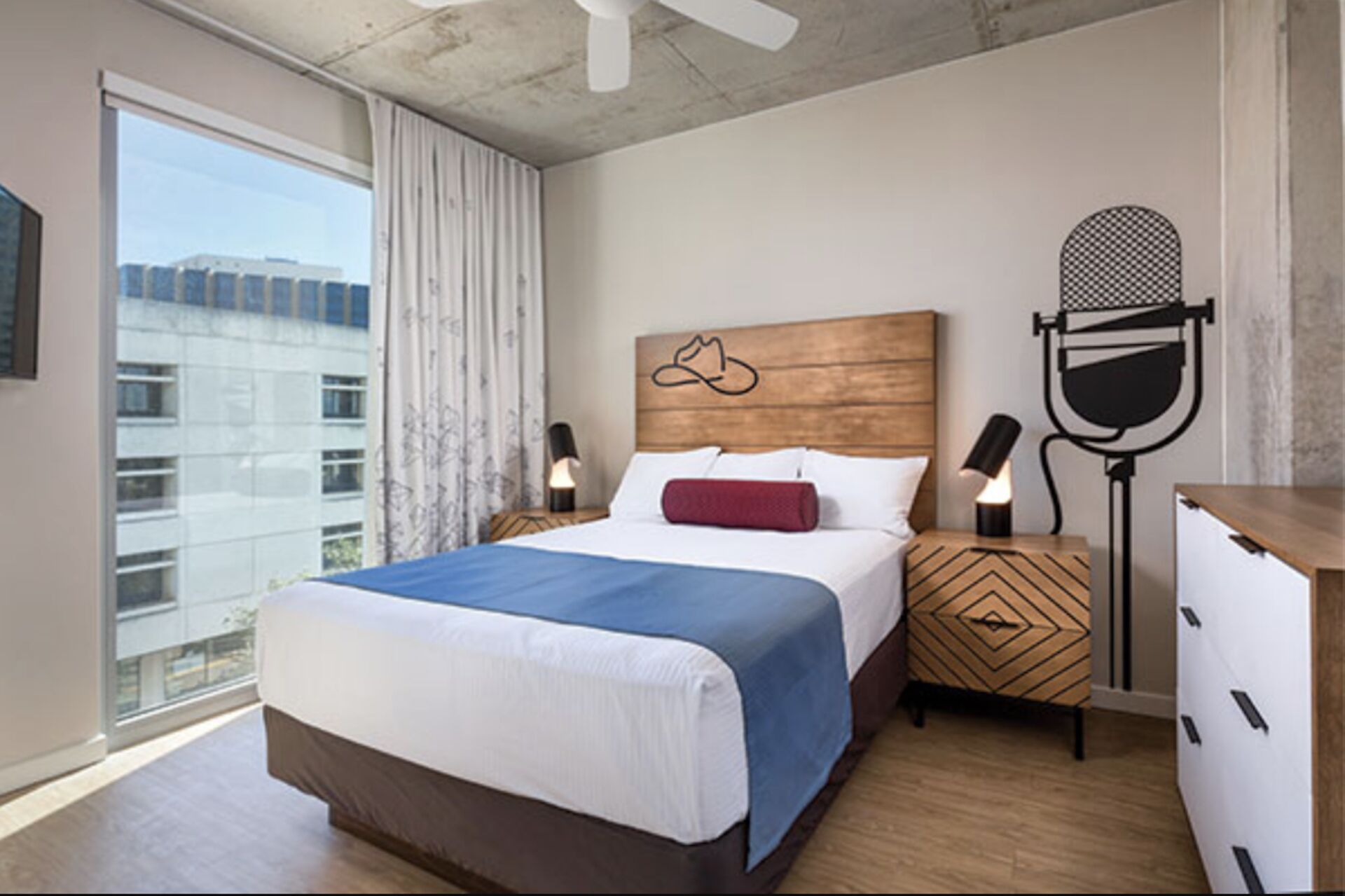 Walk to 6th St! Resort ~ w/Rooftop Pool! ~ Sleeps 6 ~ Wyndham Austin!
