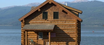 Exclusive Lake Front Log Home Minutes From Yellowstone Park