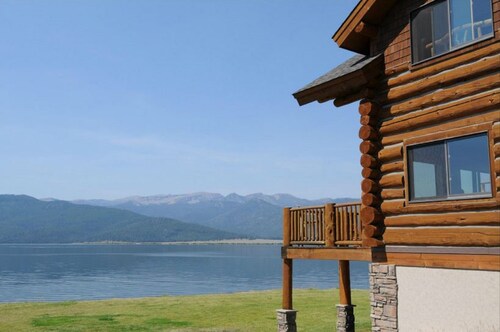 Exclusive Lake Front Log Home  Minutes From Yellowstone Park