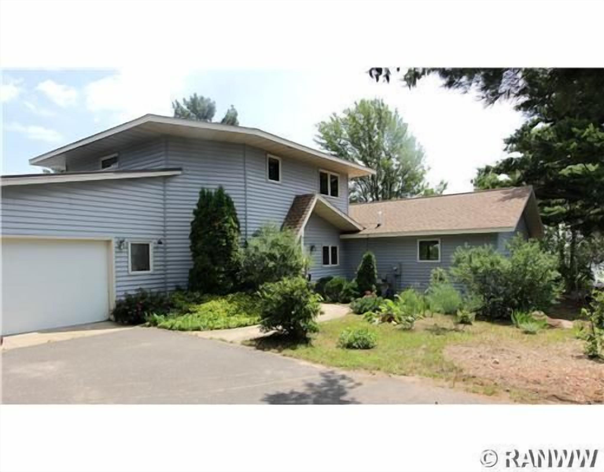 Lakefront house on beautiful Shell Lake, come and relax.