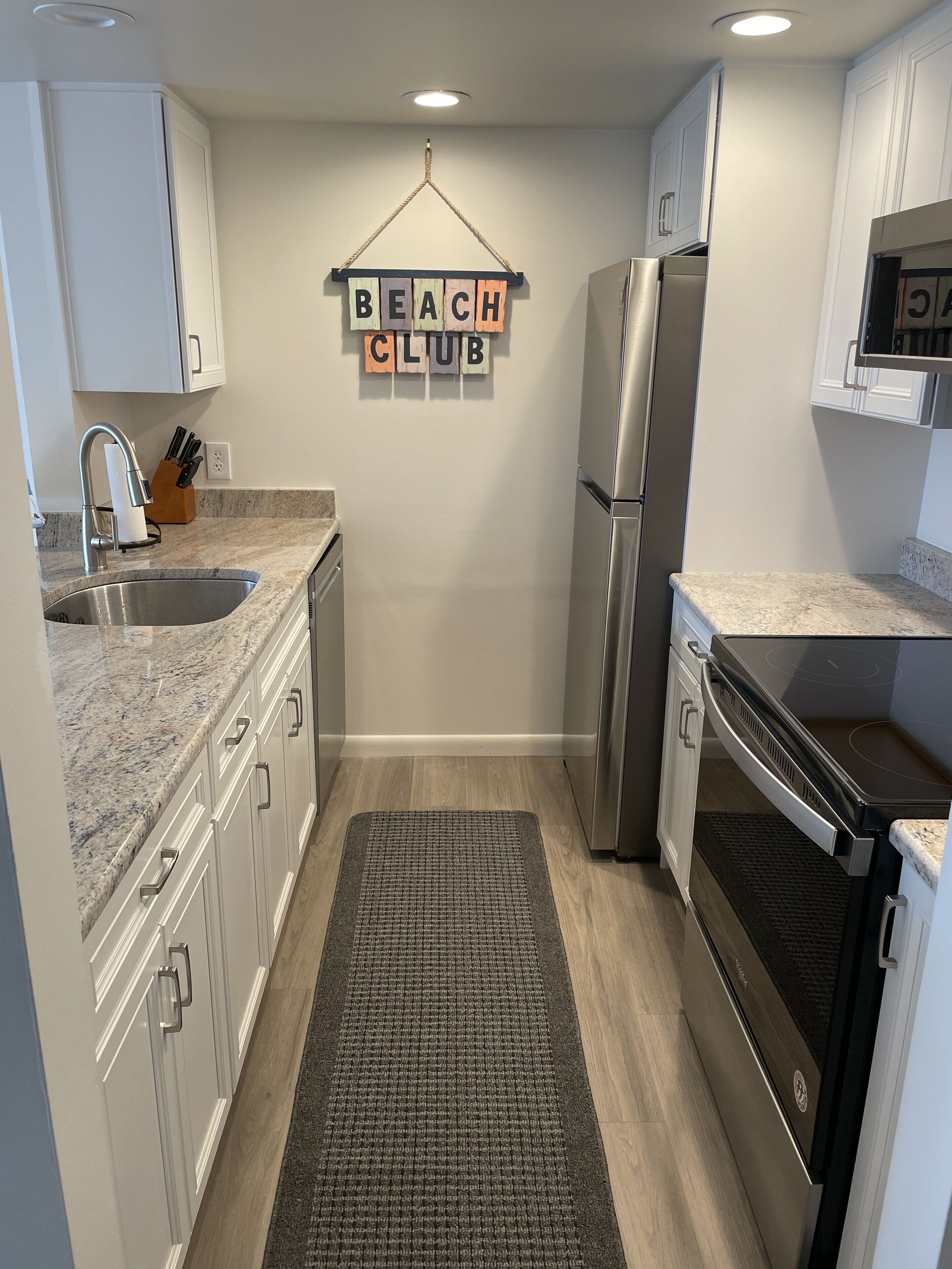 Beautiful Beach Getaway - Beachfront 2 bedroom  w/ pools & renovated kitchen.