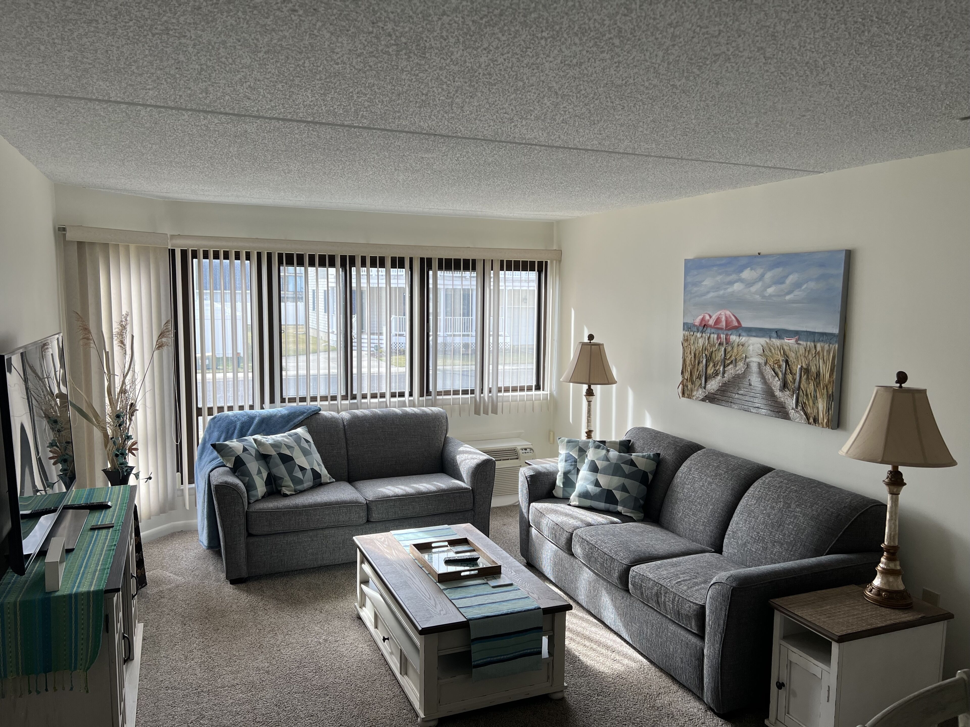 Beautiful Beach Getaway - Beachfront 2 bedroom  w/ pools & renovated kitchen.