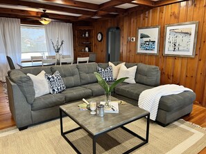 Téléviseur connecté, foyer, lecteur de DVD, livres