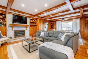 Téléviseur connecté, foyer, lecteur de DVD, livres