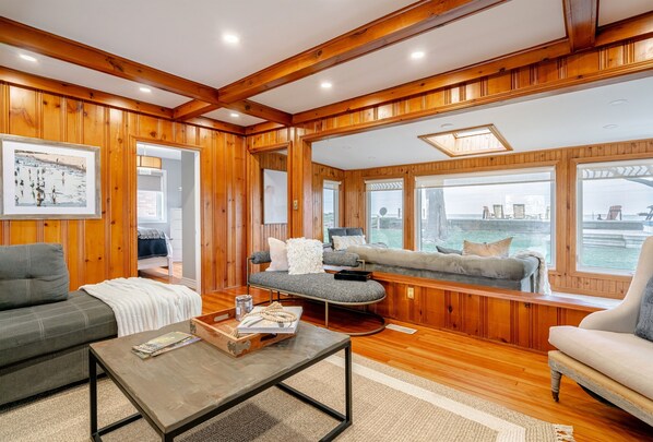 Téléviseur connecté, foyer, lecteur de DVD, livres