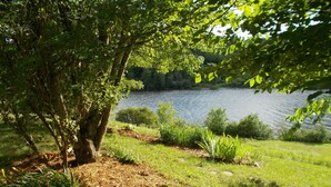 A natural landscape with a tree, grass, and a body of water. - Private RV Camping on the Connecticut River with local mountain views!! (Monroe)