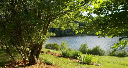 RV privado que acampa en el río Connecticut con vistas a la montaña local!