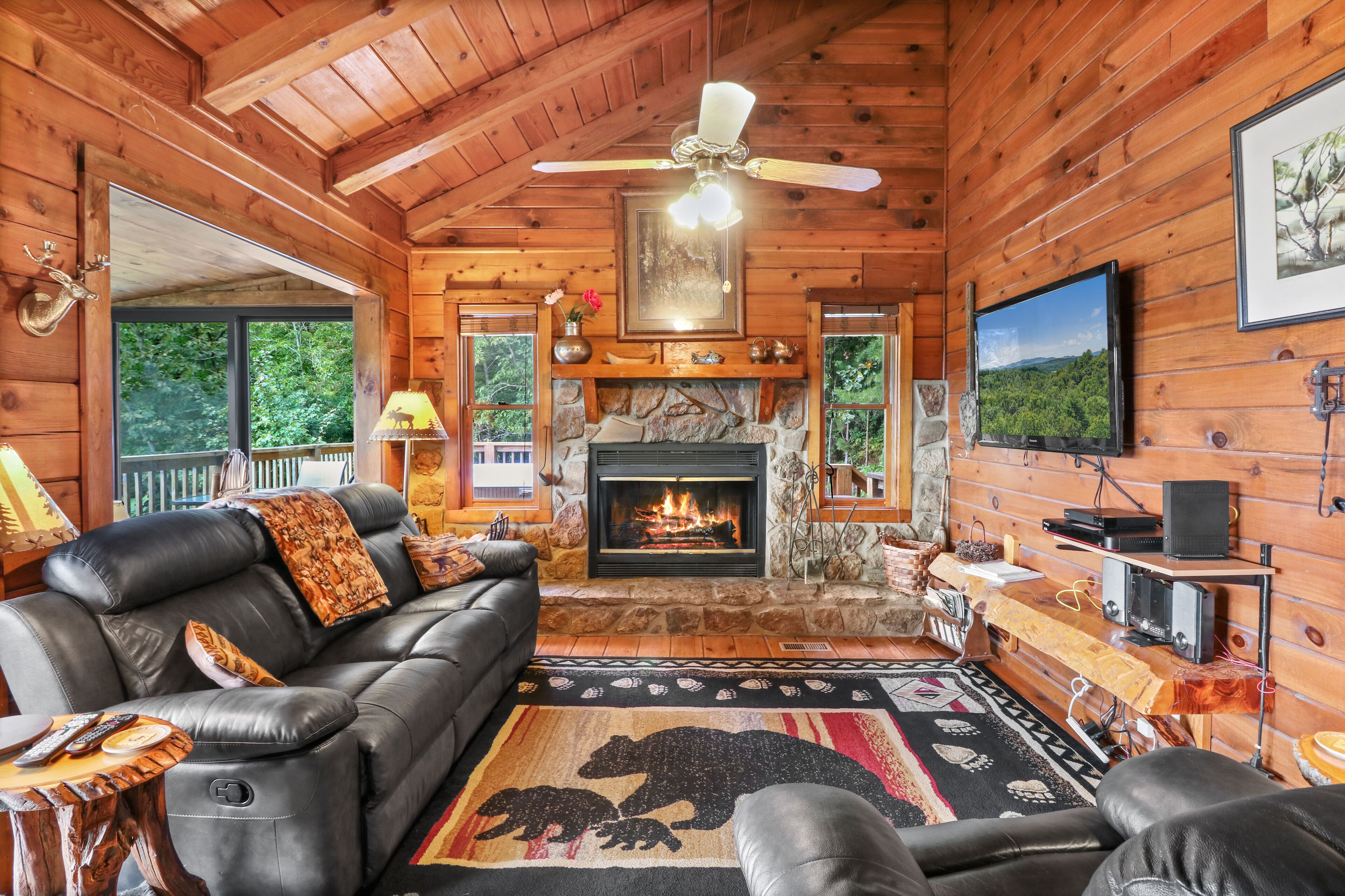 Mountain Views! Romantic, cozy luxury cabin; Hot tub, wifi, Sat TV, mins from BR