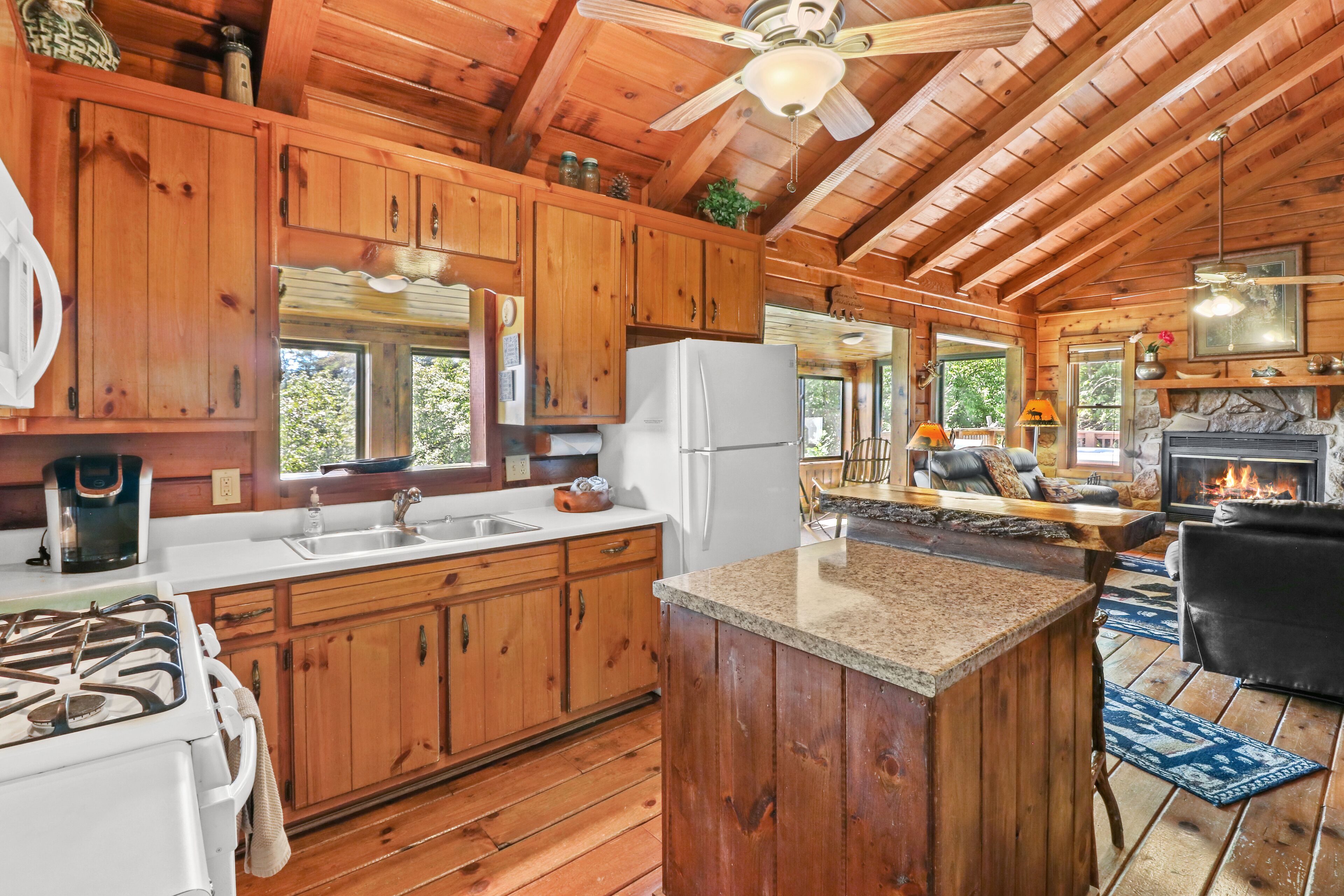Mountain Views! Romantic, cozy luxury cabin; Hot tub, wifi, Sat TV, mins from BR