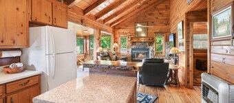 Mountain Views! Romantic, cozy luxury cabin; Hot tub, wifi, Sat TV, mins from BR