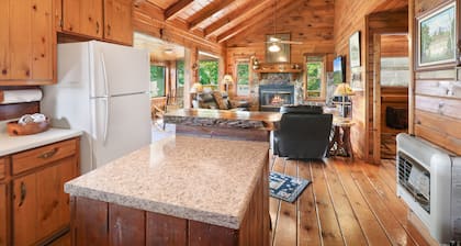 Mountain Views! Romantic, cozy luxury cabin; Hot tub, wifi, Sat TV, mins from BR