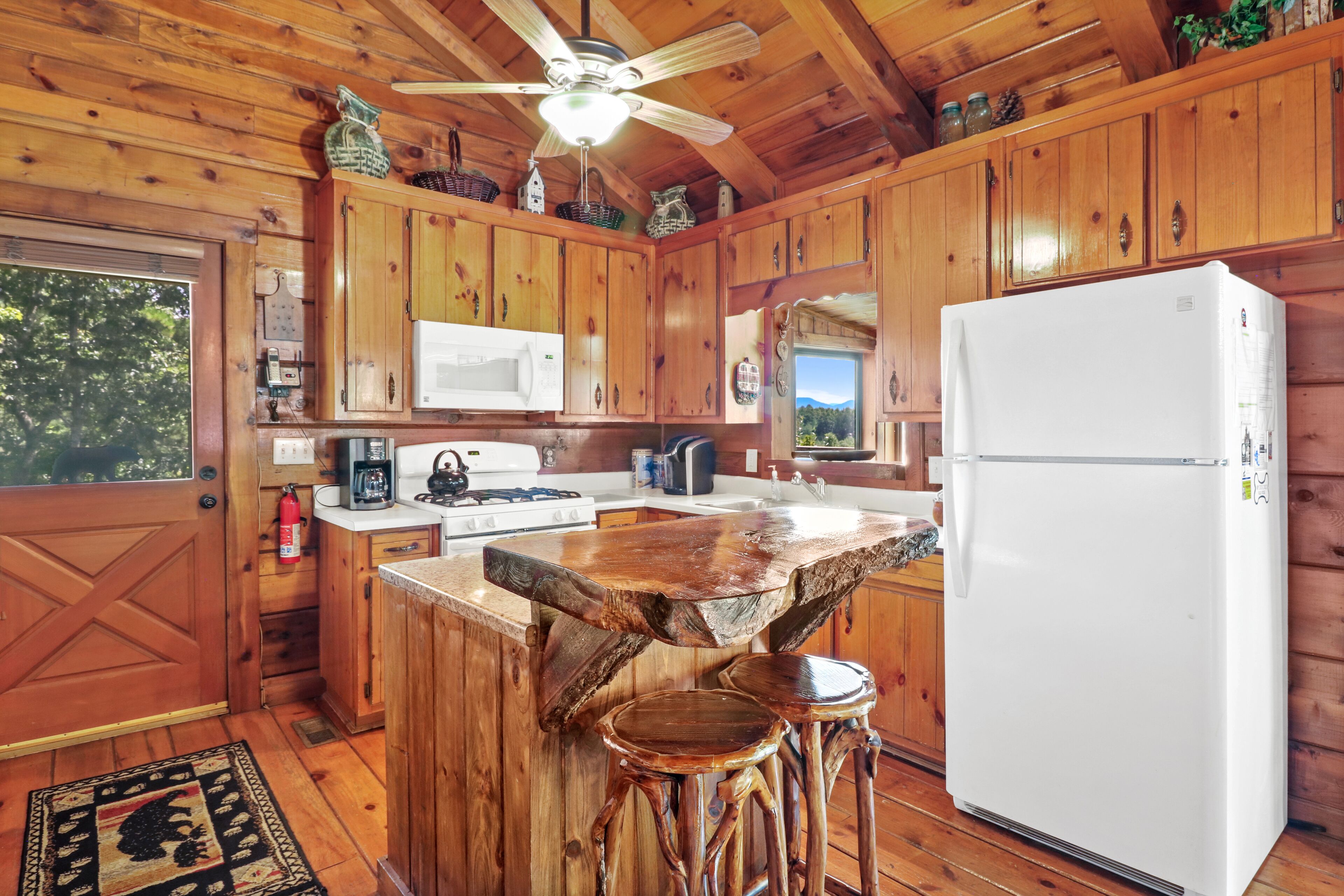 Mountain Views! Romantic, cozy luxury cabin; Hot tub, wifi, Sat TV, mins from BR