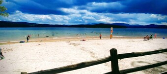 Mountain Views! Romantic, cozy luxury cabin; Hot tub, wifi, Sat TV, mins from BR