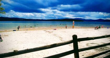 Mountain Views! Romantic, cozy luxury cabin; Hot tub, wifi, Sat TV, mins from BR