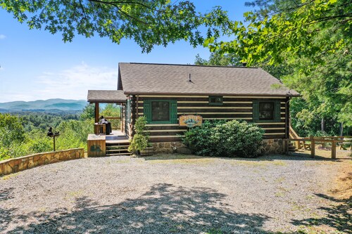 Mountain Views! Romantic, cozy luxury cabin; Hot tub, wifi, Sat TV, mins from BR