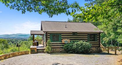 Mountain Views! Romantic, cozy luxury cabin; Hot tub, wifi, Sat TV, mins from BR