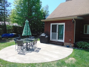Outdoor dining - Log cabin on beautiful Keyes Lake (Florence)